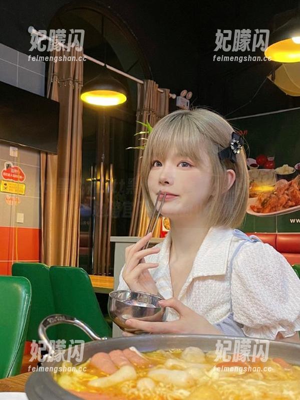 zztt黑料在线直播：我一边吃瓜一边磕官网周边的小故事