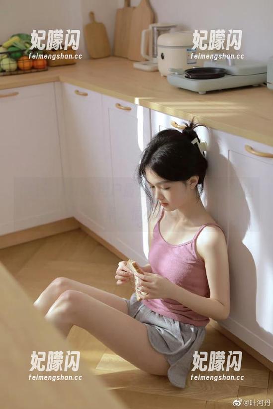 ios用户最爱的吃瓜网，边吃边看，停不下来，情不自禁的节奏！