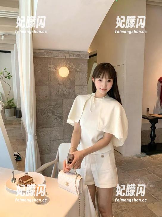 网曝吃瓜的入口，我的表情就和‘吃瓜群众’一样，傻傻的等八卦上演！