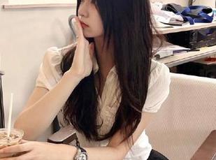 想知道别人怎么把瓜吃得如此痛快吗？快来“黑料福利”分享绝技！