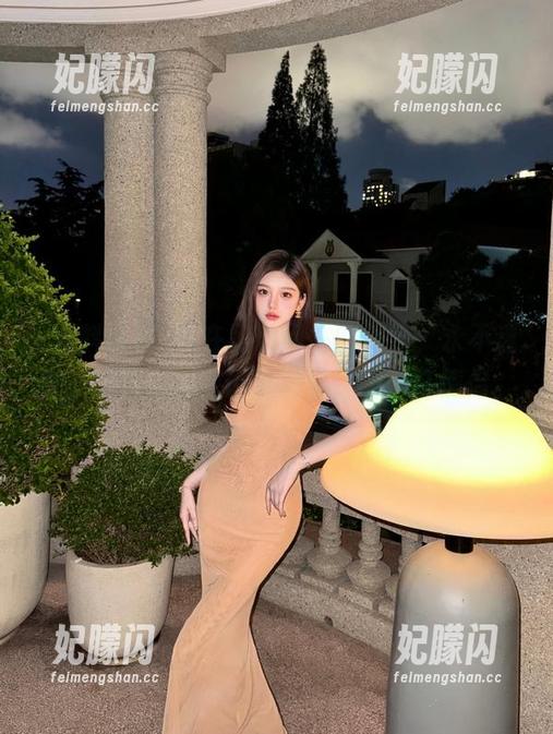 我在黑料网站的深海，永不迷路，边吃瓜边探讨那对疯狂的网红情侣。